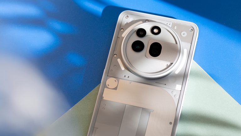 Ein Nothing Phone 3(a) Pro liegt auf einer blau-grünen Oberfläche.